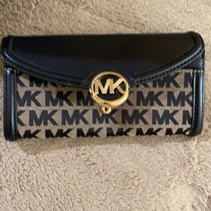 Michael kors signature wallet